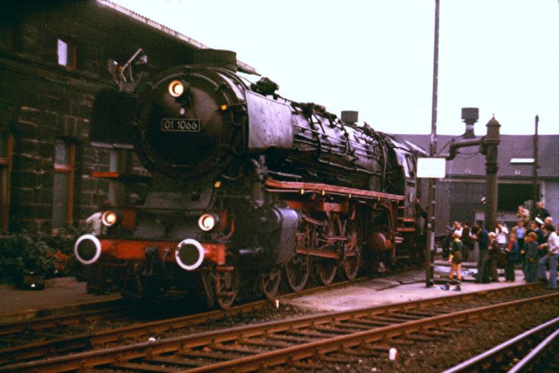 Die Dramaturgie einer Sonderfahrt. Im Sommer 1975 hat 01 1066 (hier beim Wasserfassen) 14 Schachteln ab Treuchtlingen alleine am Haken und erstklassig gemeistert. Bis Neuenmarkt-Wirsberg war noch alles ok. Aber dann folgte: Bis zur bitteren Neige.