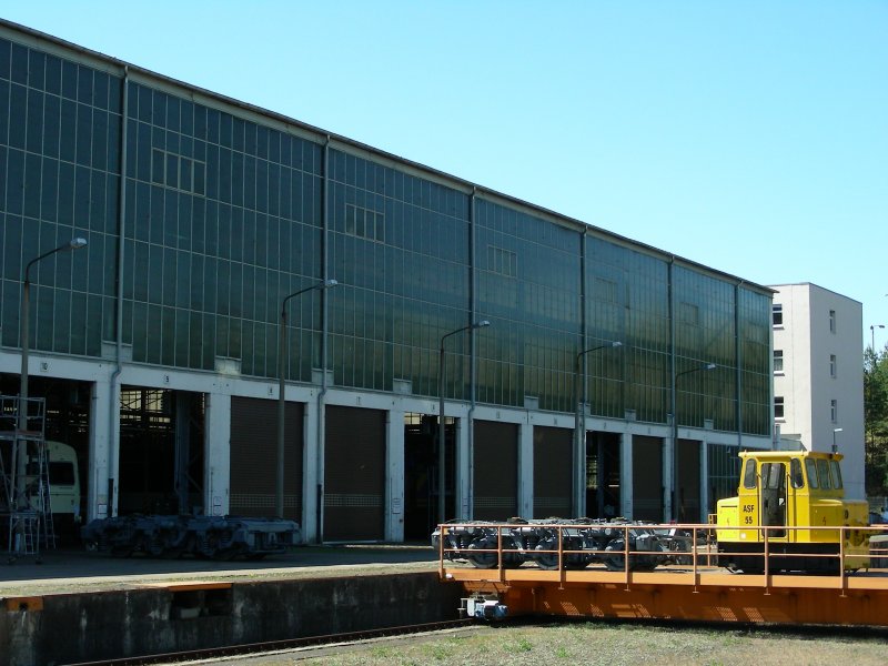 die Drehgestelle der 242 001 werden in die Halle geschoben
im Bahnwerk Neustrelitz beim Tag der offenen Tr am 04.05.07