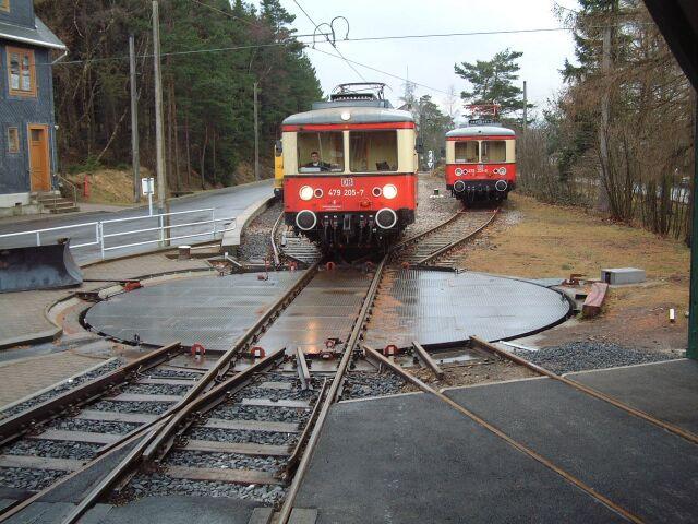 Die Drehscheibe im Bahnhofsbereich in Lichtenhain a.d.Bgn..Einfahrt des Triebwagen BR 479-205-7 aus Richtung Cursdorf kommend.Diese seltene Drehscheibenvariante wurde damals aus Platzmangel erwogen.Der Zug endet hier und man hat die Mglichkeit in die Bergbahn umzusteigen. Das Foto ist vom 30.12.02