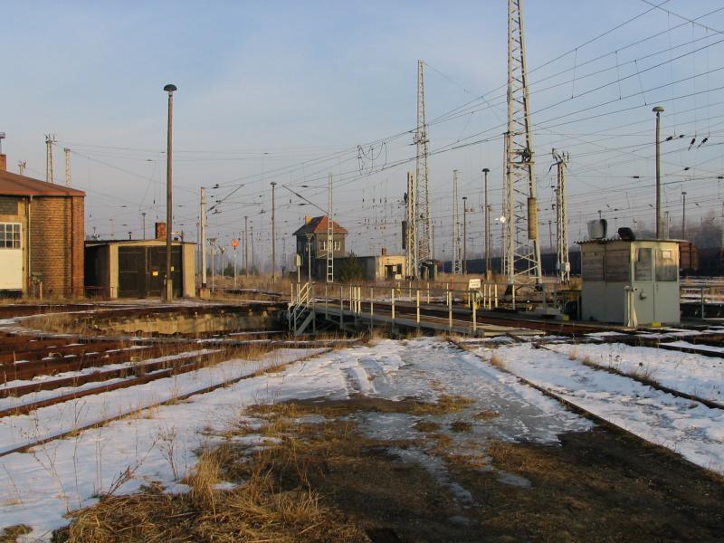 Die Drehscheibe vor dem Lokschuppen des oberen Bahnhofs in Falkenberg(Elster) ist noch immer Einsatzbereit. Der Lokschuppen privat vermietet. Januar 2005
