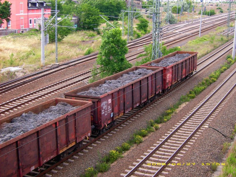 Die drei letzten Wagen von 298 333 waren am 27.06.08 mit Stahlwolle beladen. Bei der  Zugl�nge  gab es nicht viel Auswahl bei den G�terwagen.