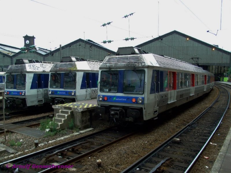Die drei SNCF-Triebwagen Z6504 +Z6509 +Z6445 im Bahnhof Paris- St.Lazare.
Die Wechselstromtriebwagen der Reihe Z6400 werden im Vorortverkehr auf den SNCF-Transilien-Strecken der Gruppe  L  ab dem Bahnhof Paris- St.Lazare eingesetzt und aufgrund ihrer Lackierung auch  Die Blauen von St.Lazare  genannt.
26.06.2007