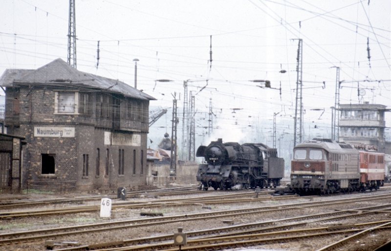 Die drei Traktionsarten Dampf, Diesel und Elektro (alles Plandienst) konnte man bei der DR auch noch 1986 erleben! Die Baureihen 41, 132 und 242 geben sich am 10.05.86 im Naumburger Hauptbahnhof ein Stelldichein.
