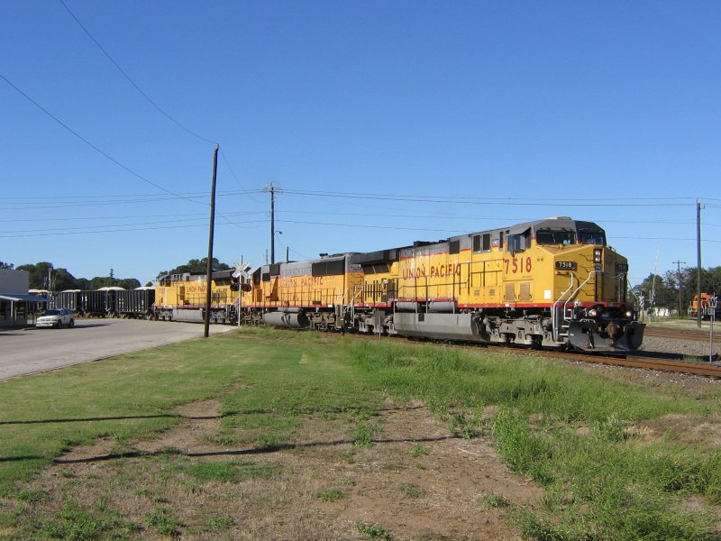 Die drei Union Pacific Loks 7518, 2173 und 7505 bespannen einen Gterzug, der aus 128 (!!!) Wagen besteht. Alle Wagen des Zuges waren mit Kies beladen. Aufgenommen am 23.10.2007 in Sealy (bei Houston, Texas).