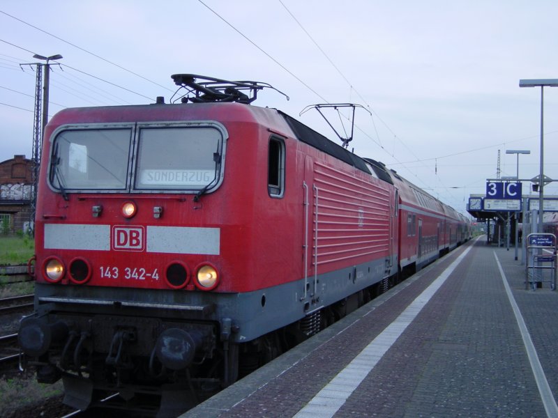 Die Dresdener 143 342 zur Aushilfe in Rostock vor einem Sonderzug in Btzow am 02.06.07 