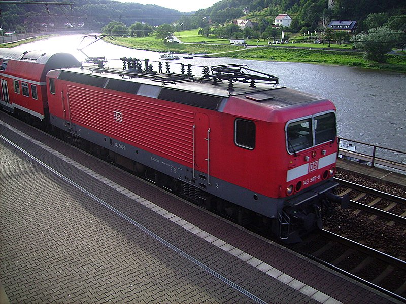 Die Dresdener 143 585-8 erreicht mit ihrer S-Bahn nach Schna am frhen abend des 23.06.2007 den Haltepunkt Knigstein.