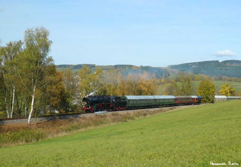 Die Dresdner 52 8079-7 dampft am 18.10.2008 bei Wiesa ihrem Fahrtziel Schlettau entgegen. 