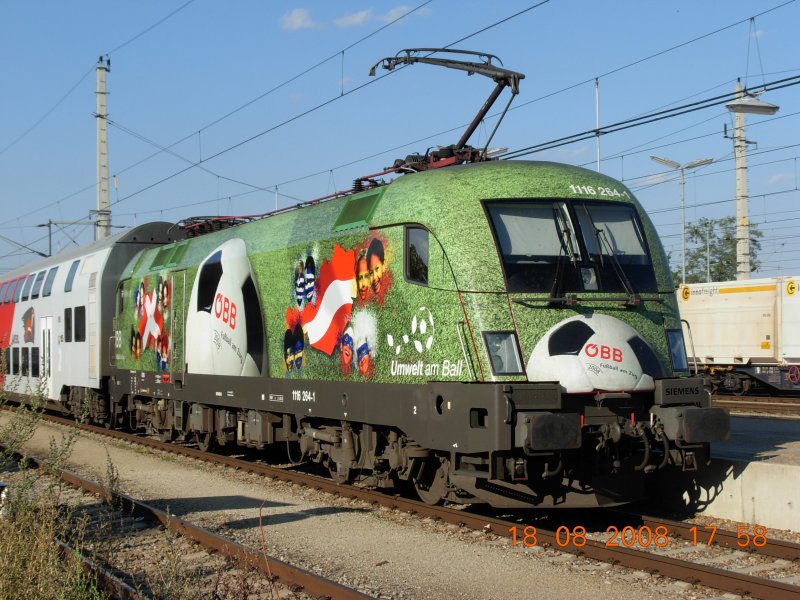 Die dritte im Bunde war die EM-L�nderlok  Euromotion , hier zu sehen im Umkehrbahnhof Retz (18.8.2008).