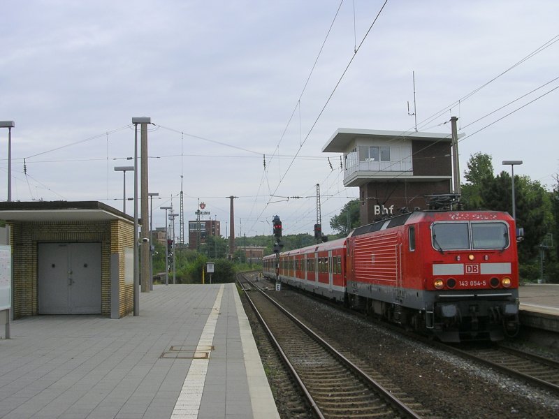 Die Dsseldorfer 143 054-5 mit S1 Dortmund-Dsseldorf in Bochum Hbf.(02.09.2008)