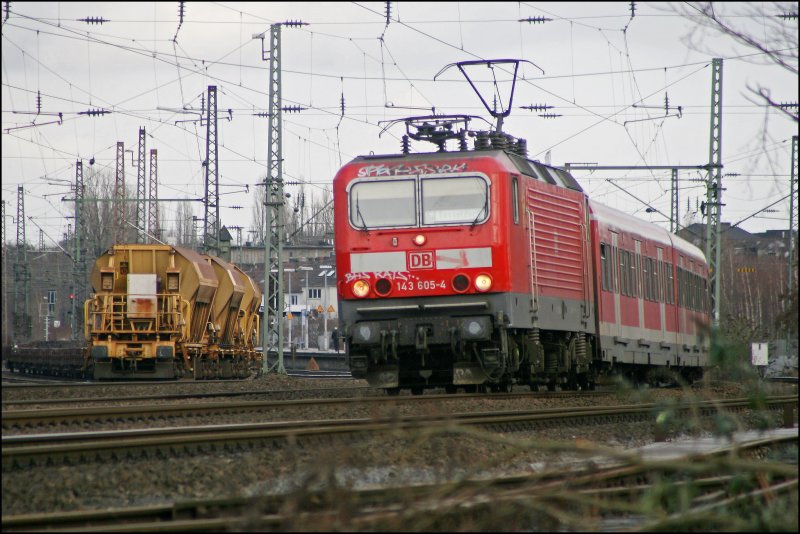 Die Dsseldorfer 143 605 beschleunigt mit ihrer S1 nach Dsseldorf aus dem Haltepunkt Bochum-Ehrenfeld Richtung Essen. (05.01.2008)
