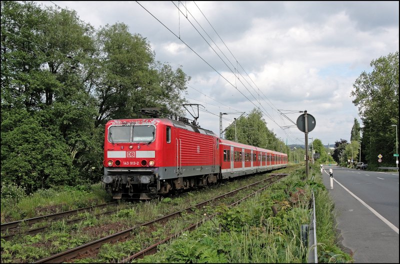 Die Dsseldorfer 143 913 (9180 6 143 913-2 D-DB) durchfhrt bei Oberwengern den  Krutergarten ;-) mit einem S-Bahnzug der Linie S5 (bis Hagen S8) von Mnchengladbach Hbf komment Richtung Witten Hbf. (18.05.2008)
