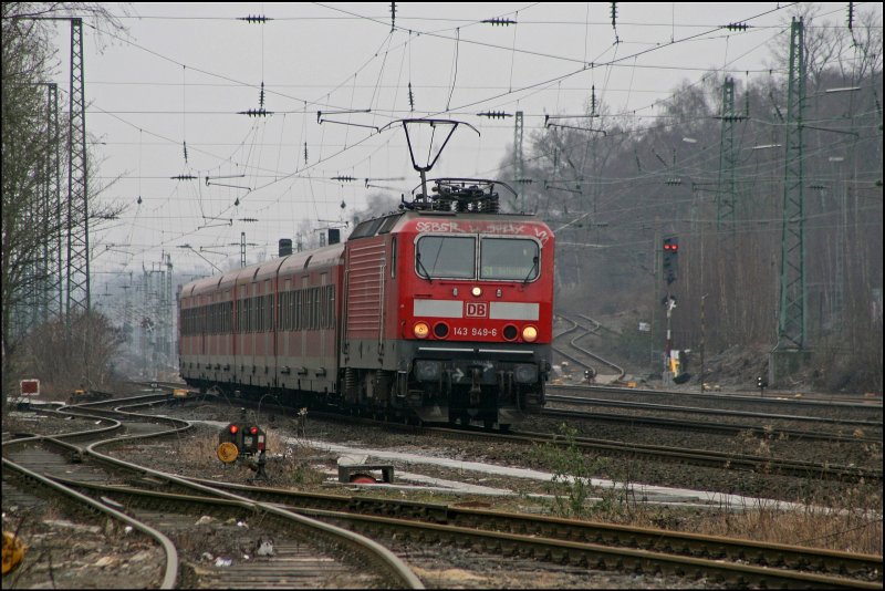 Die Dsseldorfer 143 949 fhrt mit der S1 nach Dortmund Hbf in Bochum-Ehrenfeld ein. (24.02.2008)