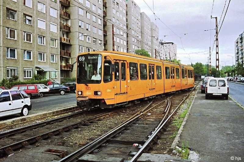 Die Dwag-Achtachser verkehren hauptschlich in den Auenbezirken links der Donau. Hier verlt Tw 1523 die Endstelle Erdkerl utca im Plattenbau-Stadtteil jpalota (6. Juli 2007). 