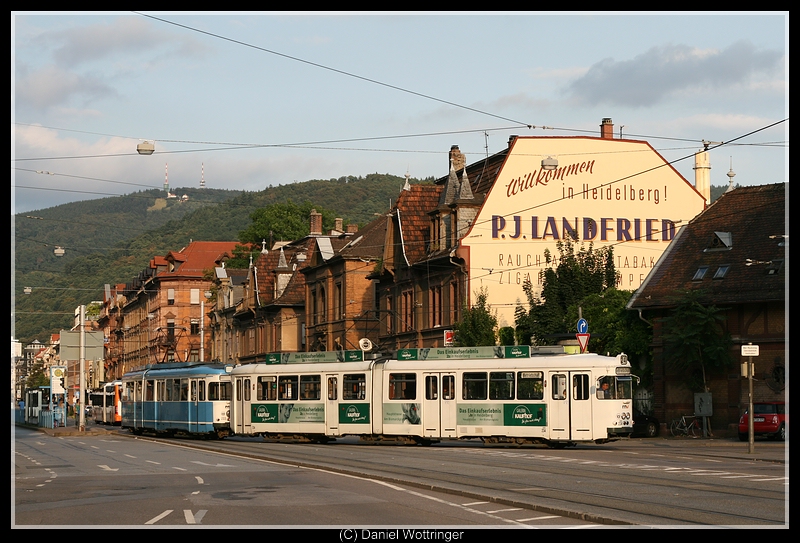 Die DWag Doppeltraktion 299 am 10. Juli 2009 am Betriebshofs. Lange werden sie nicht mehr fahren - der Nachfolger, eine Achtachsige Variobahn aus dem Hause Bombardier (Glcklicherweise bekam man nochmal 19 Variobahnen von Bombardier und nicht von Stadler!) ist derzeit jeden Tag in Edingen zu bewundern, wo der Wagen seine Software programmiert bekommt. 