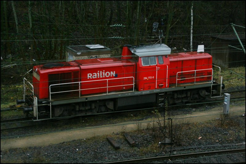 Die Duisburger 294 772 verbringt ihren Samstag auf den Abstellgleis in Kreuztal. (01.12.07)