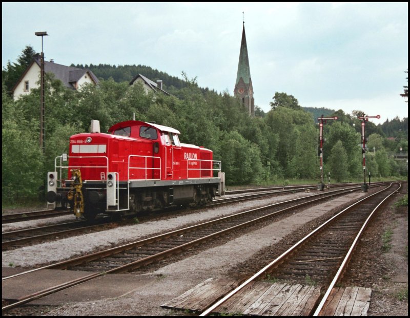 Die Duisburger 294 866 steht am 01.06.07 in Brgge (Westf) auf dem Seitengleis.
