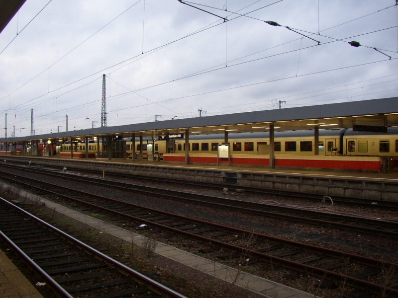 Die Durchsicht durch den Saarbr�cker Hbf versperrt IC 2057 richtung Frankfurt (Main) Hbf an Gleis 12!!! 31.01.08