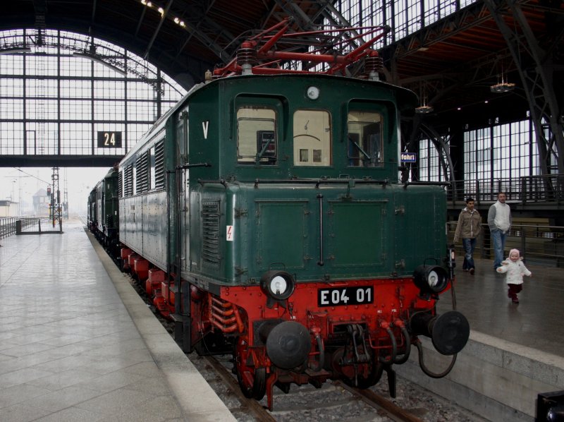 Die E 04 001 auf dem Museumsgleis in Leipzig Hbf am 22.02.2009