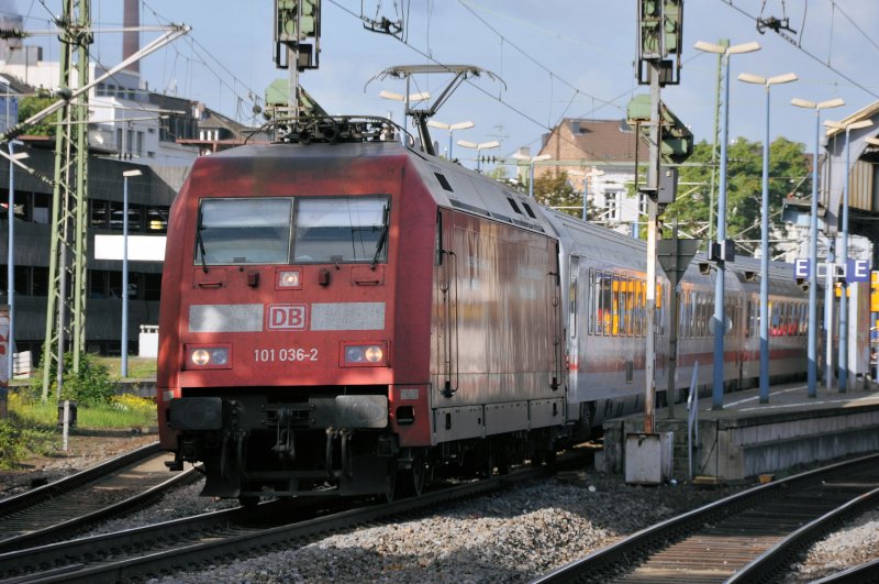 Die E 101 036-2 bei der Ausfahrt aus Bonn Hbf Richtung Koblenz - 13.10.2009