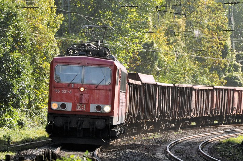 Die E 155 031-8 mit jeder Menge  Anhngsel  kurz vor der Durchfahrt durch den Hbf Bonn - 13.10.2009