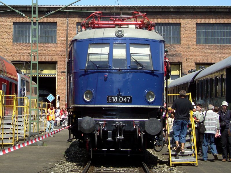 Die E 18 047 am 31.05.2008 ausgestellt im Wagenwerk Mnchen Pasing (Tag der offenen Tr)
