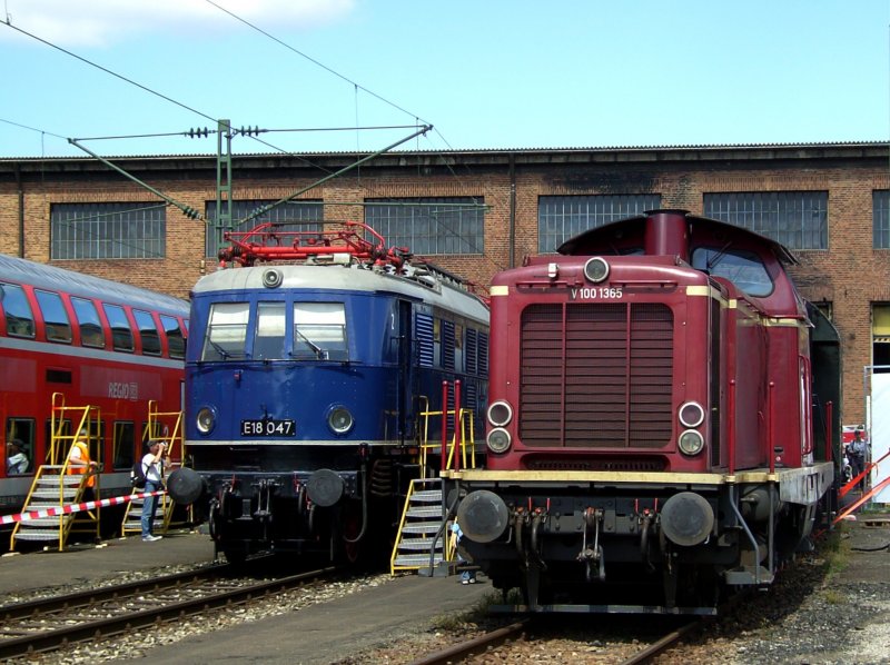 Die E 18 047 und die V 100 1365 am 31.05.2008 in Wagenwerk Mnchen Pasing. (Tag der Offenentr)