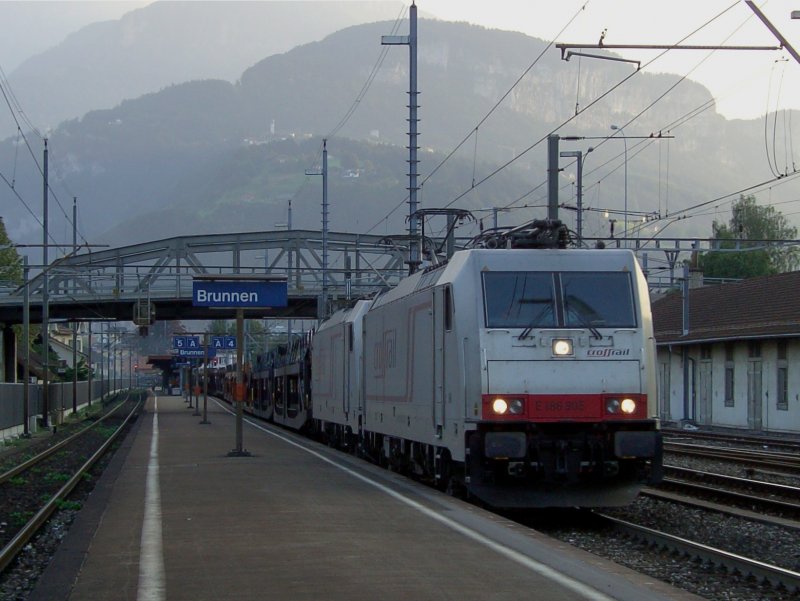 Die E 186 905 von Cross Rail und eine weitere am 27.08.2008 mit einem Autotransportzug bei der durchfahrt in Brunnen. 