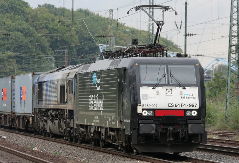 Die E 189 097 und eine Class66 der ERS Railways durchfahren Kln West am 02.08.2009