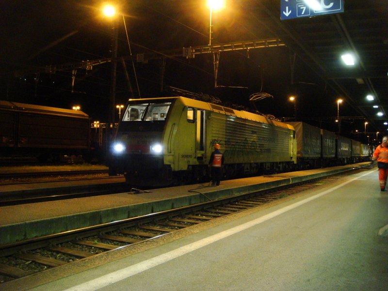 Die E 189 913 ist nun am 03.04.20008 die neue Lok am Vos-Zug, nachdem die 189 992 ausgewechselt werden musste. Das Bild entstand in Chiasso.