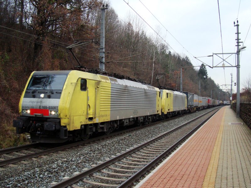 Die E 189 930 RT war am 19.11.2008 zusammen mit einer Schwesterlok mit einem GZ auf dem Weg nach Italien. Das Bild entstand am Bahnhof Terfens-Weer.