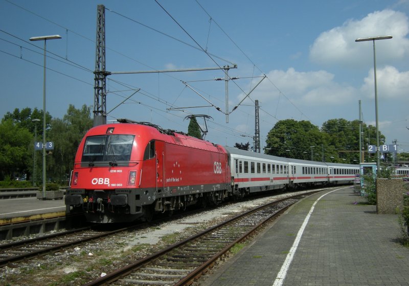 Die E 190 003 der ÖBB trifft mit dem IC 118 in Lindau ein. 
28. Juli 2008 