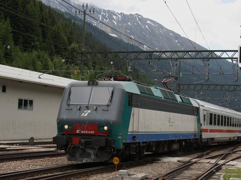 Die E 405 031 am 11.06.2009 mit einem EC bei der Einfahrt in den Bahnhof Brenner. 