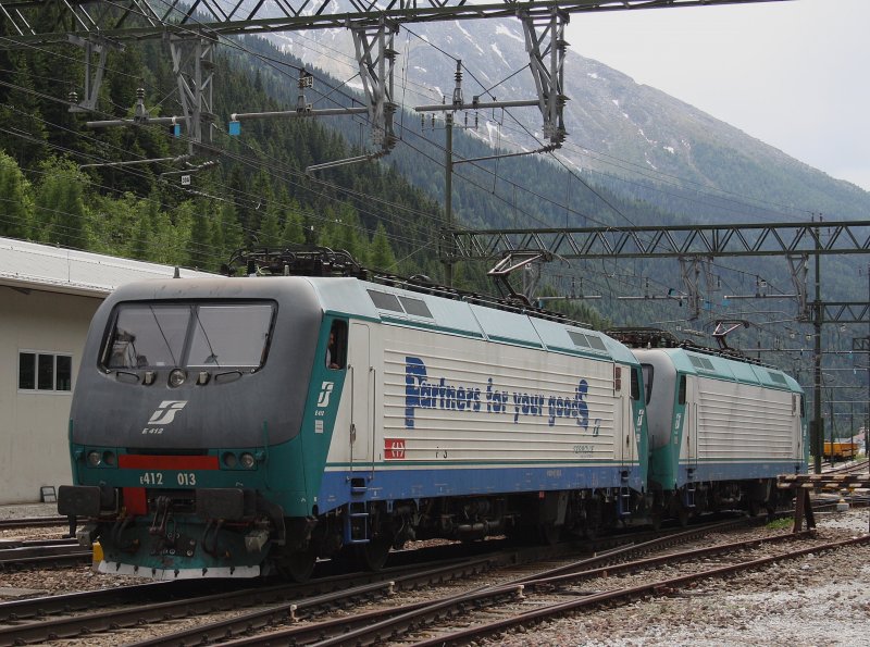 Die E 412 013 und die E 412 011 am 11.06.2009 bei einer Rangierfahrt im Bahnhof Brenner.