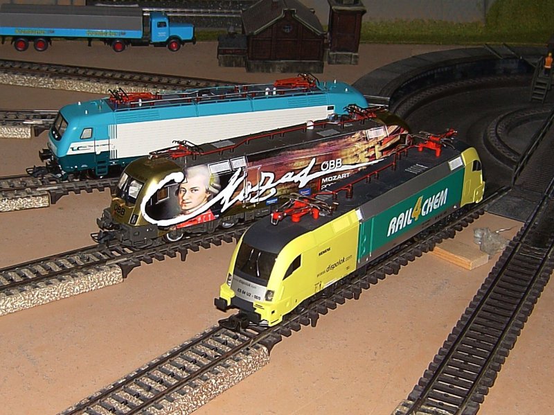 Die E 412 von RTC, die 1116 250 Mozart und die ES 64 U2-005 von RAIL 4 CHEM im BW.  