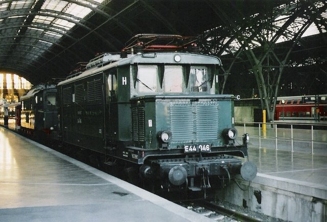 Die E 44 046  auf dem Museumsgleis im Leipziger Hbf.
