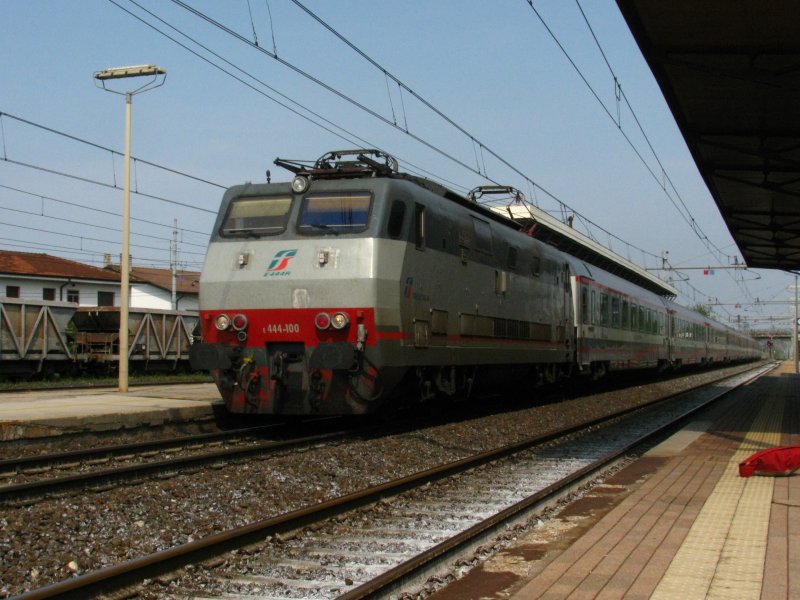 Die E 444R 100 fhrt mit einem Eurostar-City Zug am 01.05.2009 durch San Bonifacio an der Strecke Milano-Venezia.