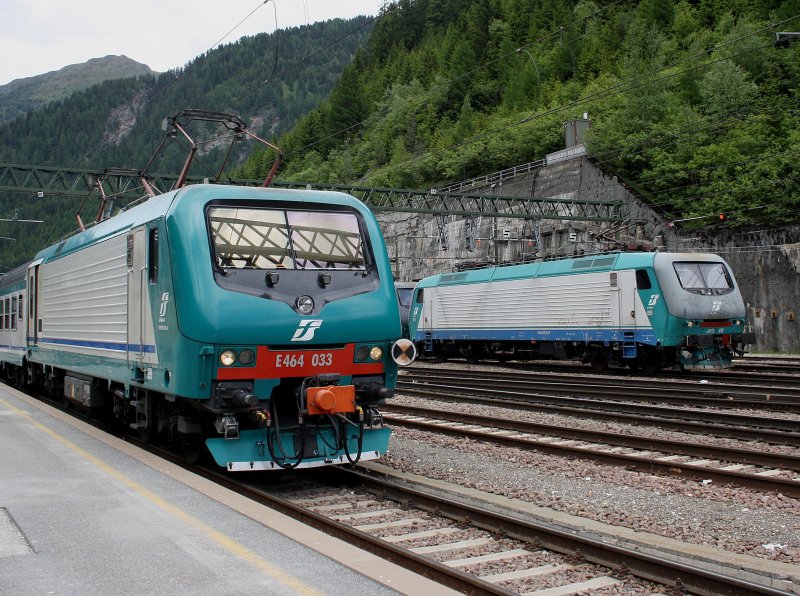 Die E 464 033 mit einem Nahverkehrszug und die E 412 011 am 11.06.2009 im Bahnhof Brenner. 