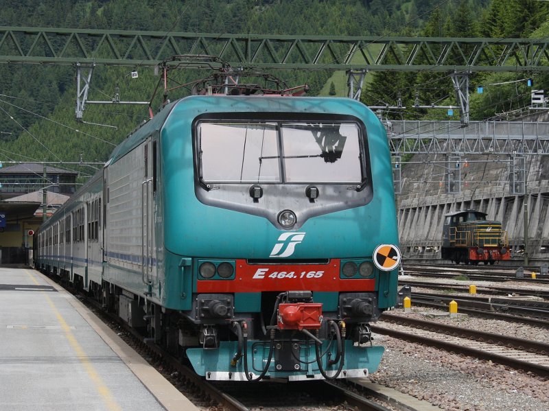 Die E 464 wartet mit ihrem Nahverkehrszug am 06.11.2009 auf Ausfahrt im Bahnhof Brenner.