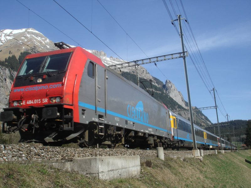 Die E 484 015 SR ist am 14.4.2007 mit einem EC Bern-Milano bei Kandersteg unterwegs.