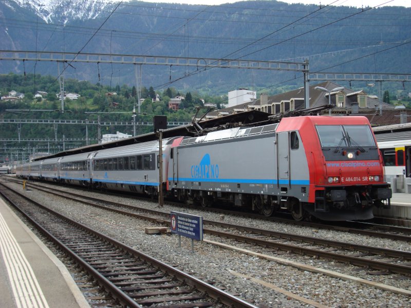 Die E 484.014 SR wartet am 3.06.2007 auf die Abfahrt nach Spiez-Bern