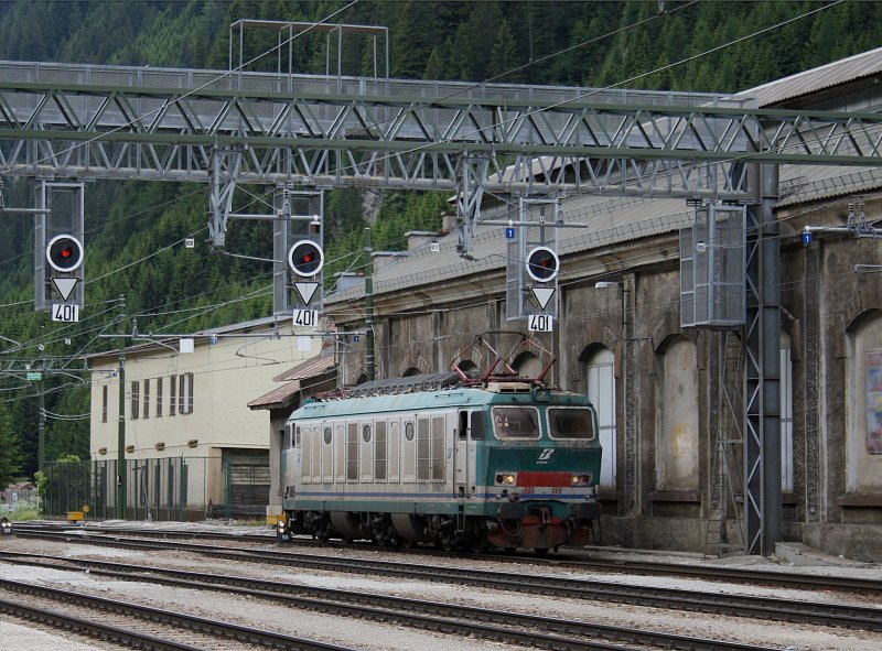 Die E 633 059 am 11.06.2009 bei einer Rangierfahrt im Bahnhof Brenner. 