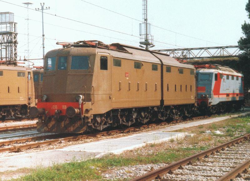 Die E 636 169 wird am spten Nachmittag des 15.9.1998 im Hauptbahnhof Ravenna startbereit gemacht.