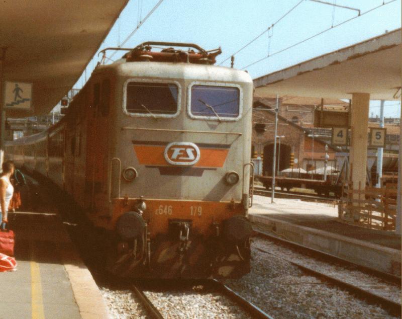 Die E 646 179 fhrt mit dem Regionalzug nach Pesaro am Vormittag des 11.9.1998 in den Bahnhof Rimini ein.