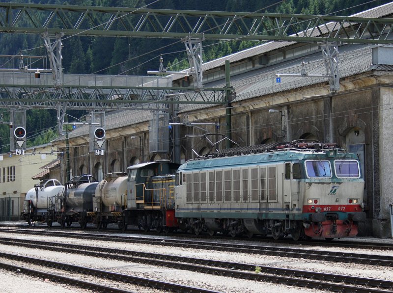 Die E 652 072 mit einer D 245 und drei Kesselwagen bei der Einfahrt in den Bahnhof Brenner (11.06.2009)