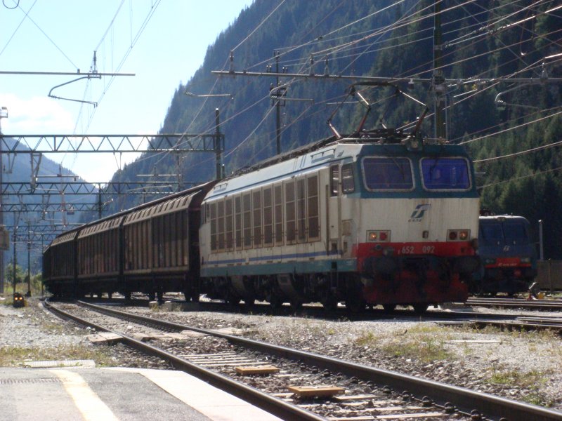 Die E 652 092 fhrt mit einem Gterzug auf dem Brennerpass ein am 23.09.2007