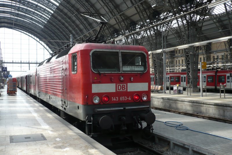 Die E-Lok 143 653-4 steht am 12.04.09 als RE 15416 nach Wiesbaden Hbf in Frankfurt/M Hbf und wartet auf Fahrgste.