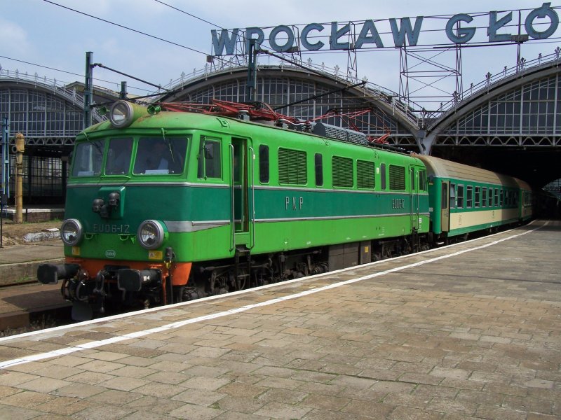 Die E-Lok der Baureihe EU06-12 stand im Sommer 2007 mit einem Eilzug im Bahnhof Breslau Hbf (Wroclaw).