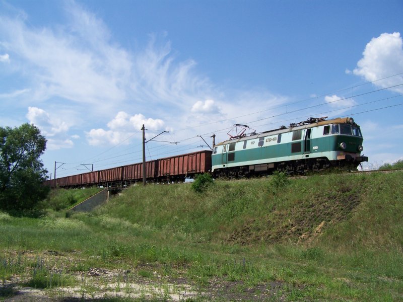 Die E-Lok der Br.ET22-839 zog am 07.06.07 einen Leeren Gterzug Gz von Nord nach Sd, am nchsten Tag fuhr dieser wirder Beladen mit Kohle von Sd nach Nord. Hier durchfhrt er gerade Lomnica.