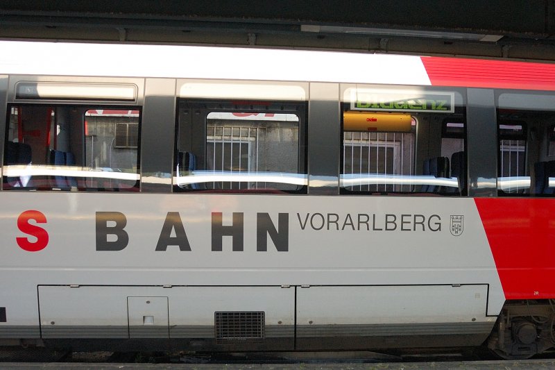 Die  E-Talente  nach Bludenz gehren zur S-Bahn Vorarlberg. Manche Fahrgste scheinen gefhrlich zu sein, der  vergitterten  Scheiben wegen. (Lindau, 30.08.08).