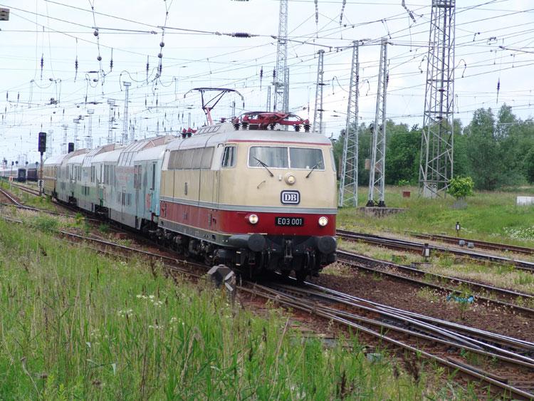Die E03 001 mit einem Sonderzug nach Berlin bei der Ausfahrt aus dem